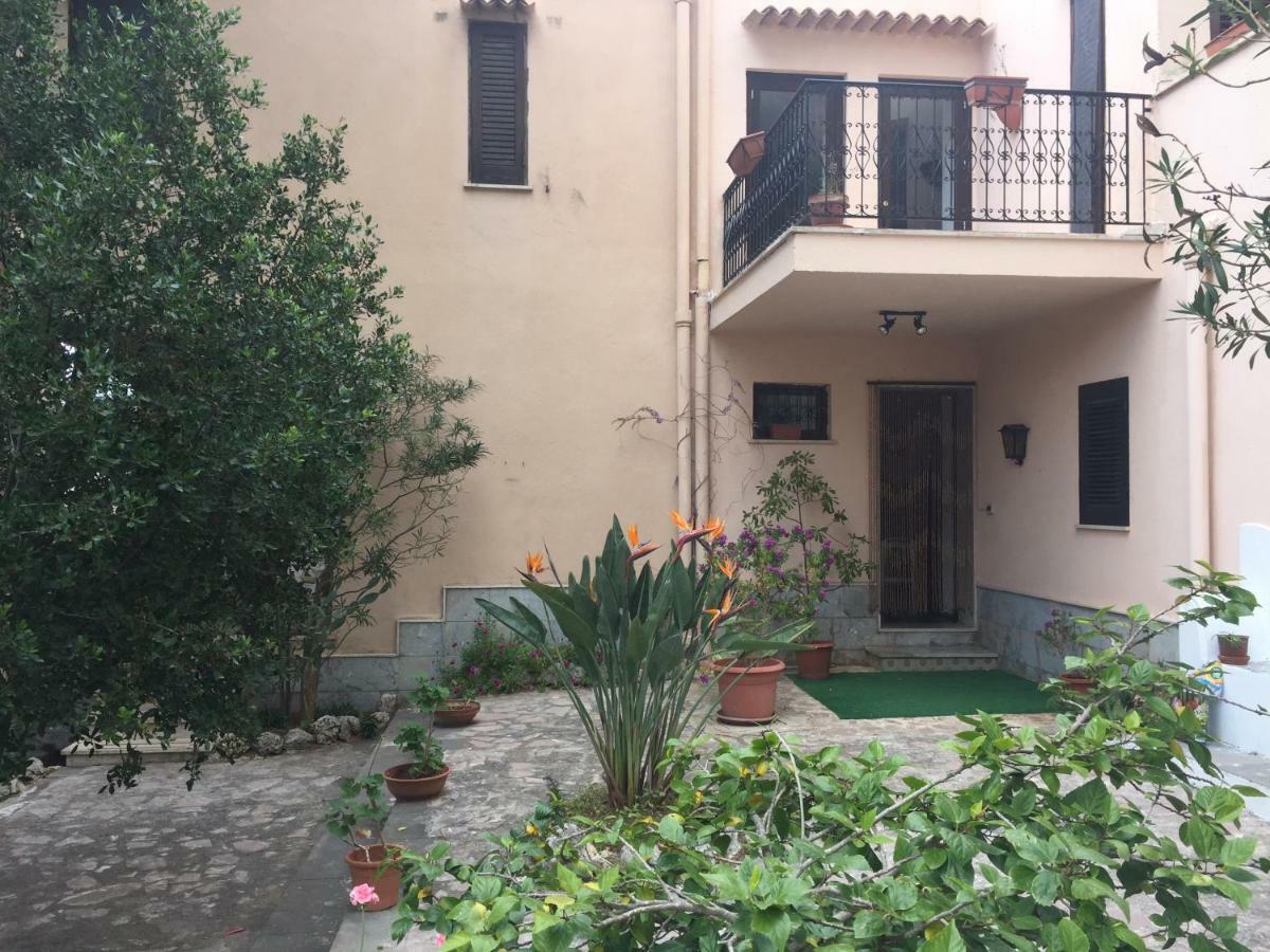 B&B Villa Il Carrubo San Vito Lo Capo Luaran gambar